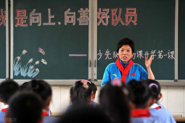 欧冠末轮巴萨2-3客负安特卫普但仍头名出线，赛后哈维出席发布会并表示球队有必要进行自我批评。